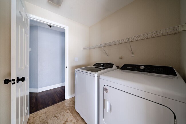 Building Photo - 14046 SE Summerfield Loop