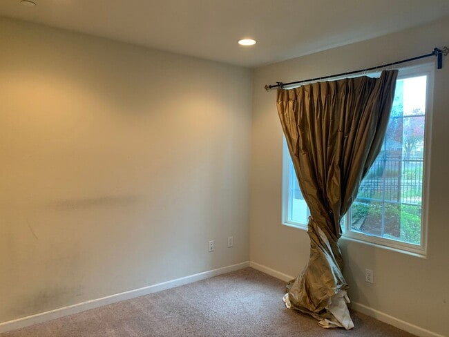 Building Photo - 3 Bed/3 Bath Newer Townhome in Desirable Ardenwood Neighborhood