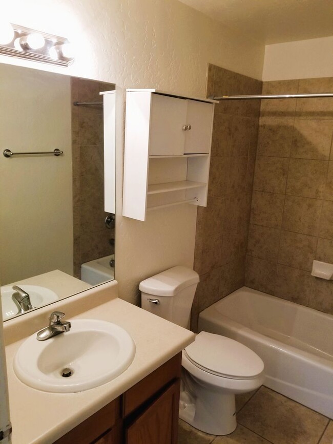 Building Photo - Westside 4 Bed, 2.75 Bath Townhouse w/Gara...