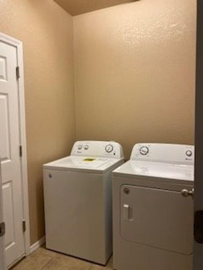 Building Photo - Fully Furnished: Beautiful 3 bedroom, 2 ba...