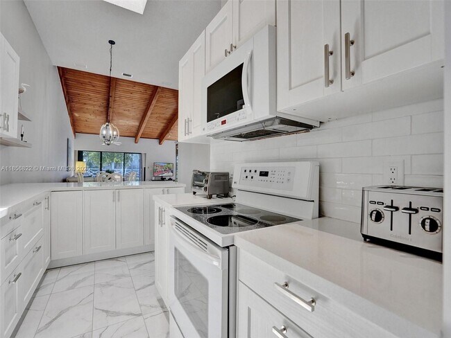 Building Photo - 2667 Parkview Dr S
