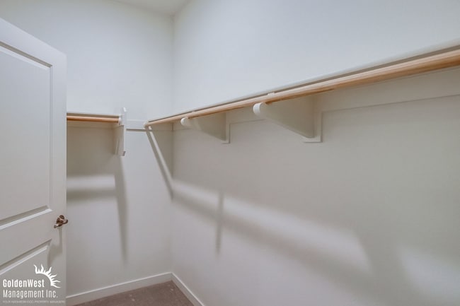 Building Photo - Stylish 3Bdm 3Ba Townhouse with Modern Upg...