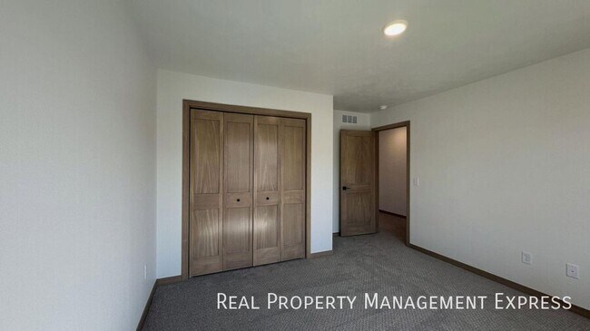 Building Photo - Modern 3-Bed, 2.5-Bath Home in West Sioux ...