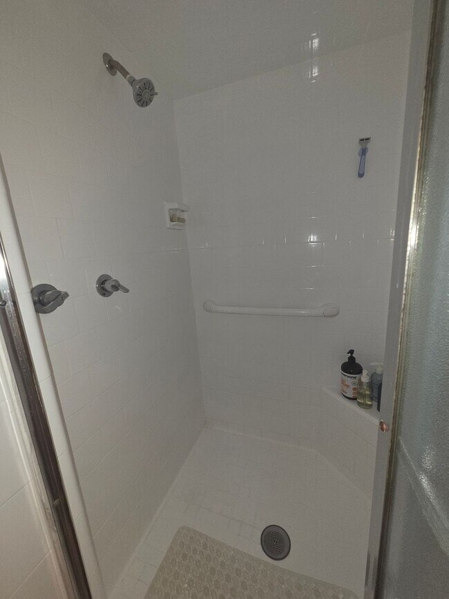 Building Photo - Mid-town Ventura 3 Bedroom 2 bath single level home