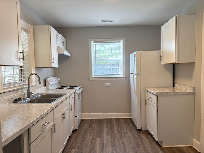 Building Photo - 2 Bedroom, 1 Bathroom House in High Point!