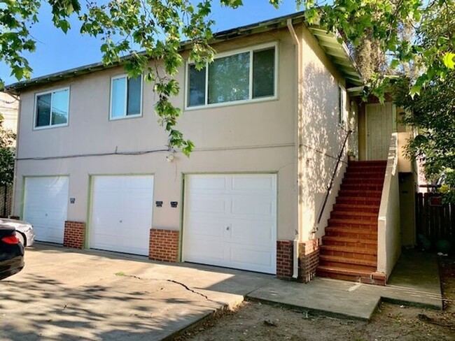 Building Photo - 1 bed 1 bath Apartment with 1-car Garage i...