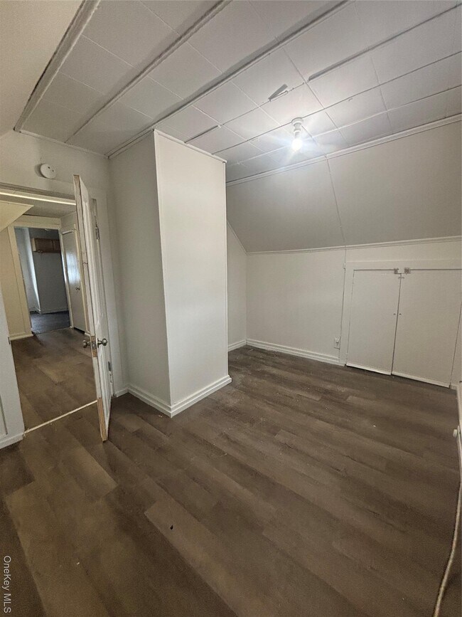 Building Photo - 147 Downs St