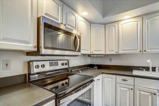 Building Photo - Updated townhome in popular Paper Mill Cou...