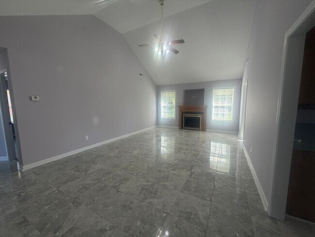 Building Photo - 3560 Oleander Dr