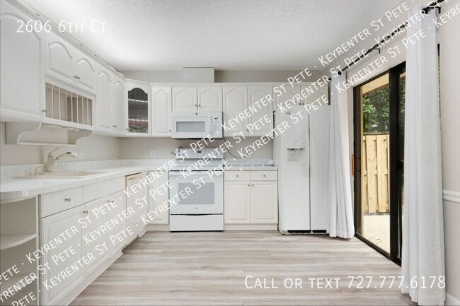 Building Photo - 2606 6th Ct