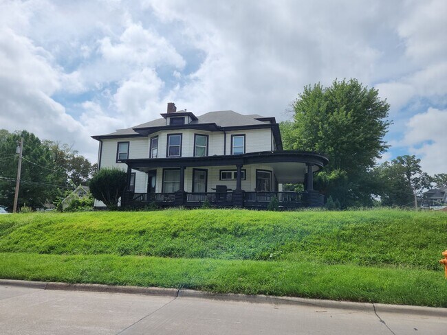Building Photo - 1546 12th Ave