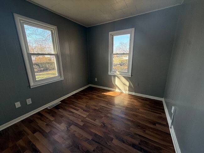 Building Photo - 4 Bedroom 1 Bath house with a HUGE Yard & Shop!!