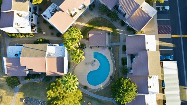 Building Photo - Beautifully maintained 3-bedroom, 2.5-bath Condo in the heart of Phoenix!