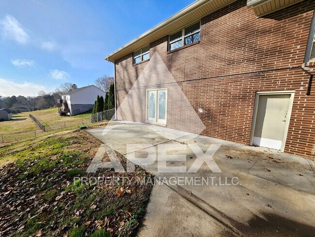 Building Photo - Spacious 4Bd – 2Ba Tri-Level Brick Home in North Knoxville!