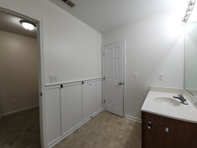 Building Photo - 205 Ashcroft Dr