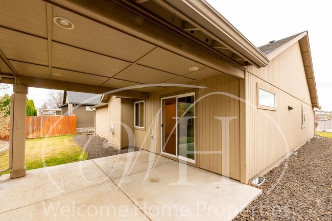 Building Photo - Single Story 3 Bedroom Home with Gas Fireplace and Covered Patio