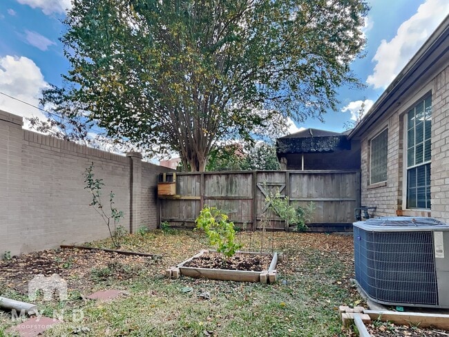 Building Photo - 1127 Enclave Square E