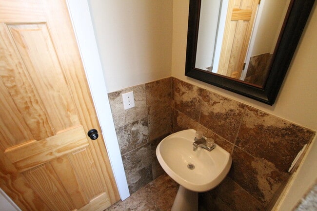 Building Photo - Right Size and a Great Location! Two bedro...