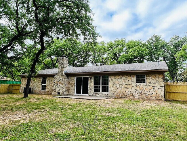 Building Photo - 2605 W Highland Dr