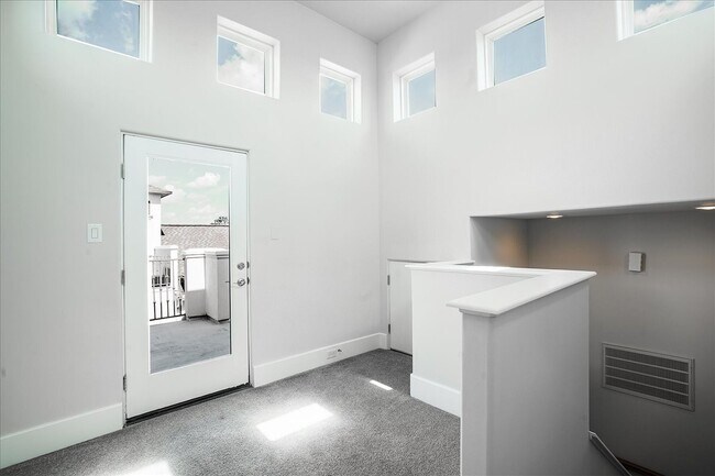 Building Photo - 5648 Larkin St
