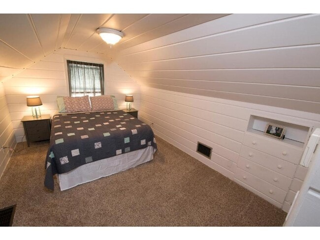 Building Photo - Upgraded 3 Bedroom Home Conveniently Locat...