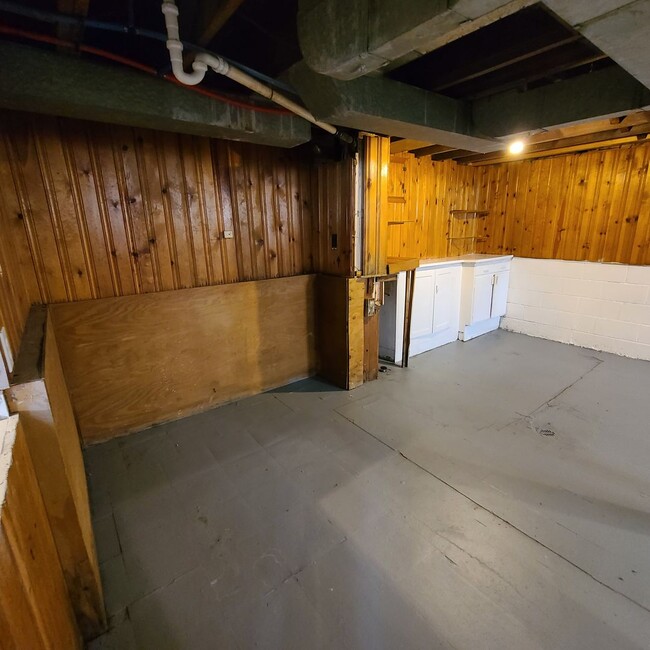 Building Photo - 3 bedroom 1 bath house for lease.  Section...