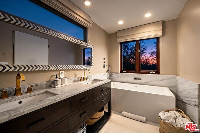 Building Photo - 2035 De Mille Dr