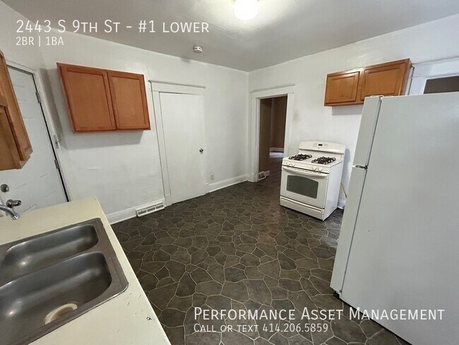 Building Photo - South Side 2 bed lower unit!