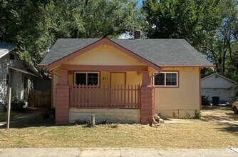 Building Photo - ADORABLE MIDTOWN SINGLE FAMILY HOME