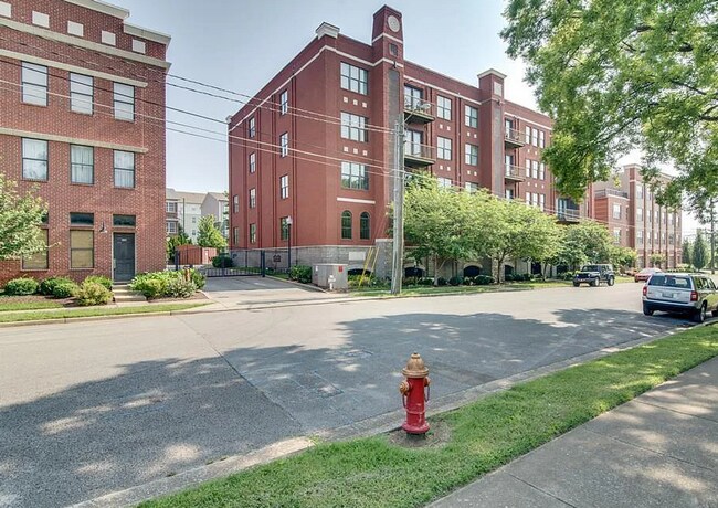 Building Photo - 702 Wedgewood Park