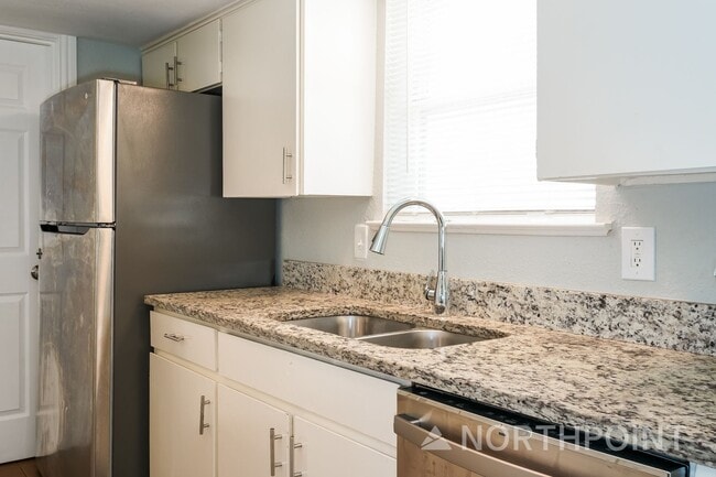 Building Photo - 3 BR/2BA | Newly Renovated Single Family Home | Large utility Room | In Dallas!