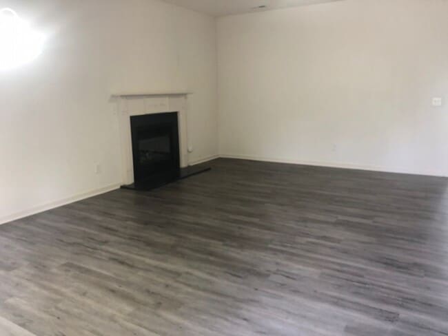 Building Photo - LORDS CREEK