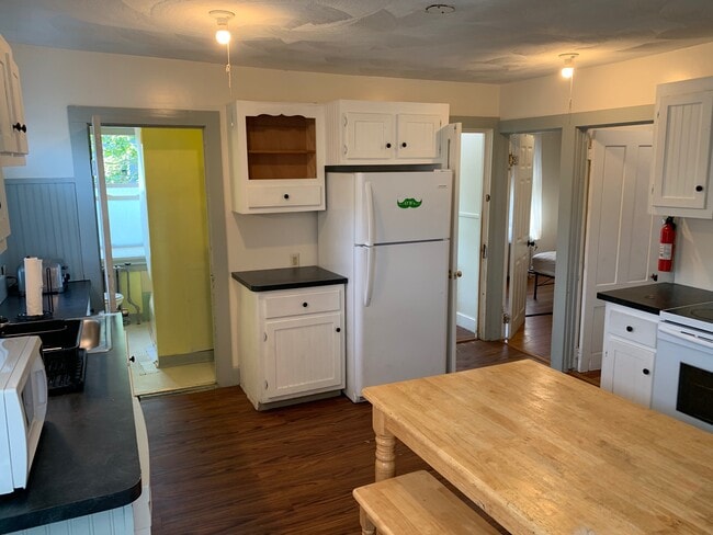 Building Photo - 15 Simmons St