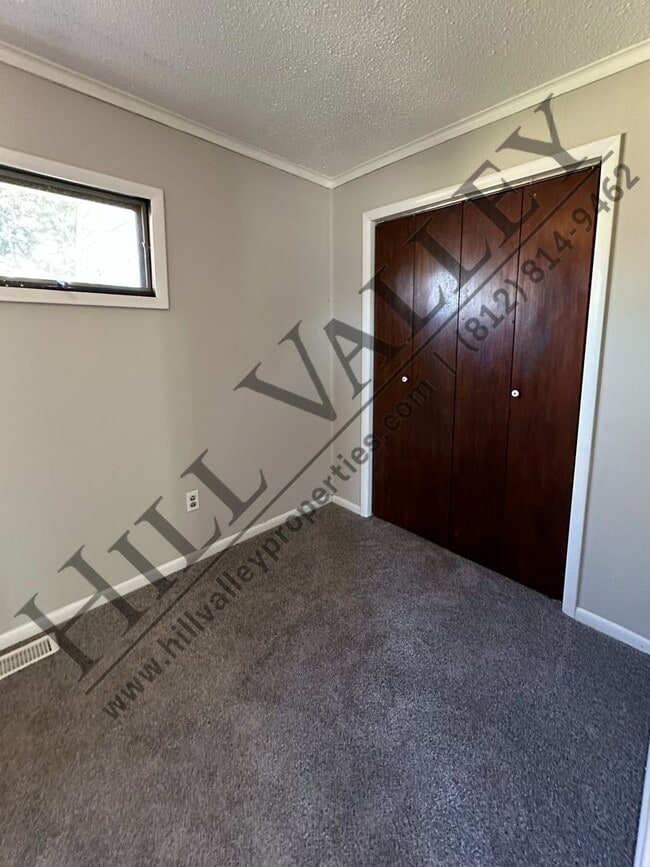 Building Photo - Charming Two Bedroom Home