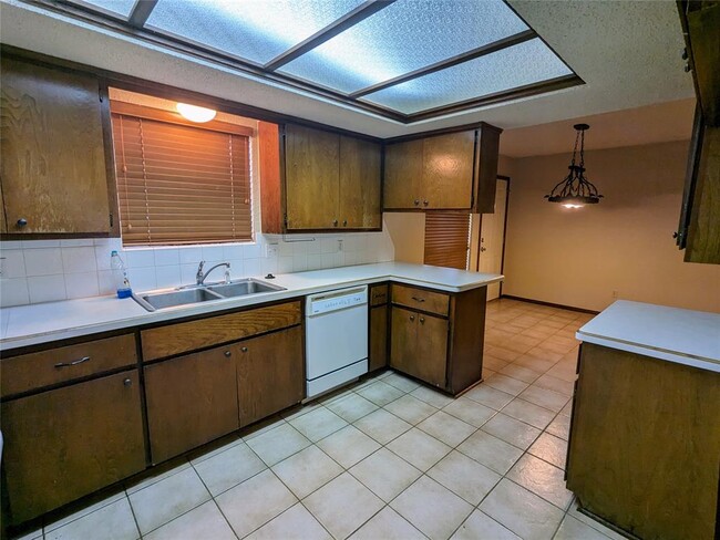 Building Photo - 2116 Oakvista Cir