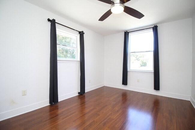 Building Photo - Northeast Pensacola 2BR/1BA Upstairs Unit ...
