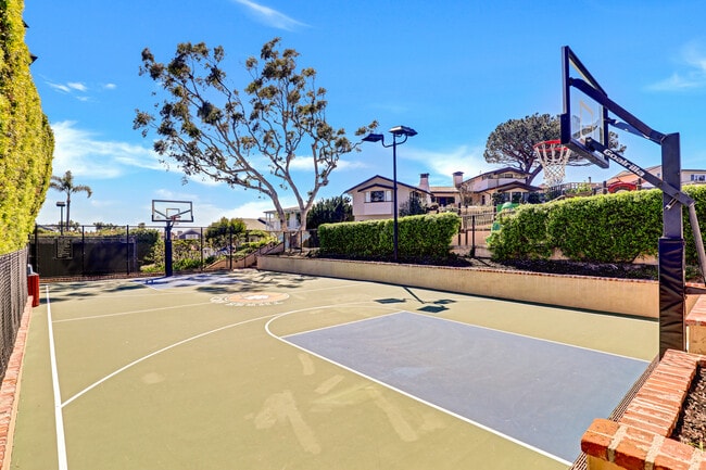 Building Photo - 4 S Vista De La Luna