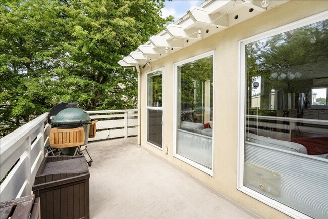 Building Photo - 2Bd/1.25Ba Seattle Townhouse