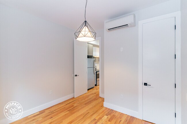 Building Photo - 1671 Lincoln Pl