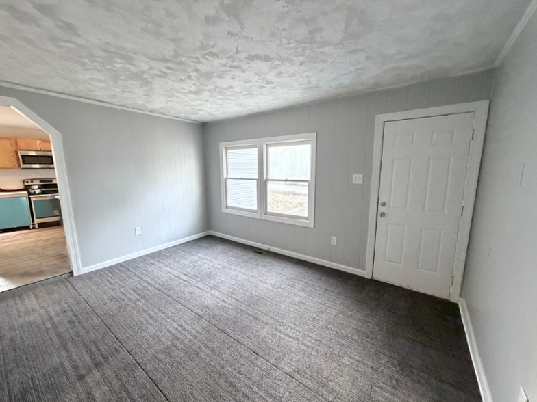 Building Photo - 205 Alesa Dr