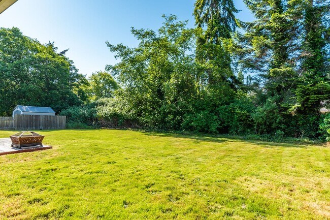 Building Photo - 3 Bedroom 2 Bath Home