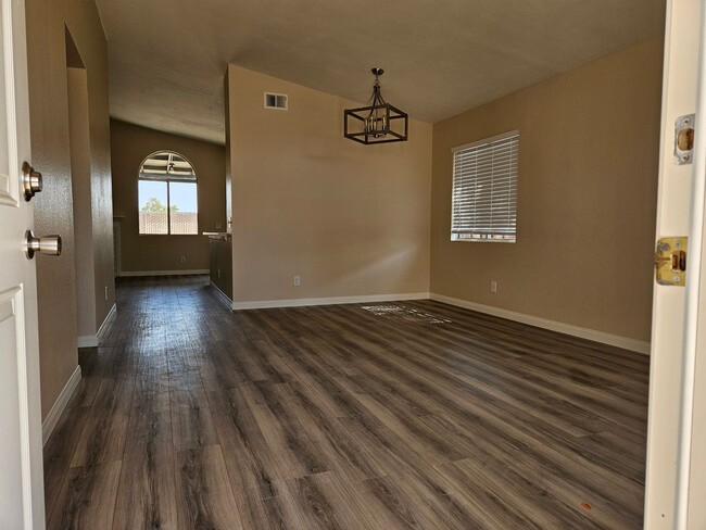 Building Photo - 4 Bedroom Adelanto Home