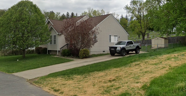 Building Photo - 122 Spence St