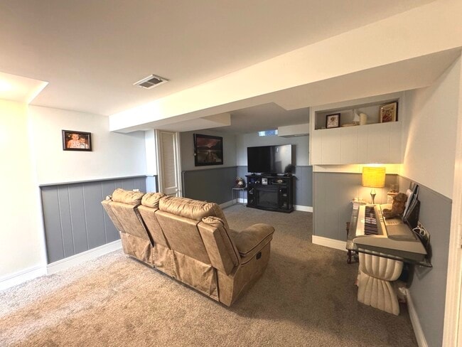 Building Photo - 2210 Clifton Pl