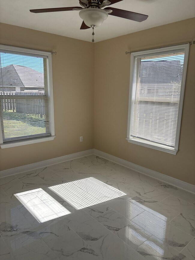 Building Photo - **Charming 3-Bedroom, 2-Bath Home for Rent in West Gulfport, MS!**