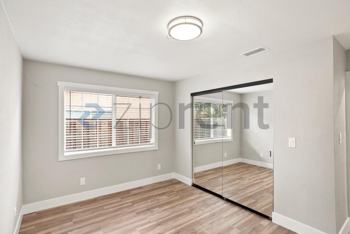 Building Photo - Unit