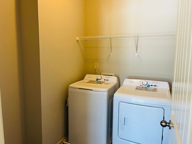 Building Photo - Wow! Check out this charming 3 bedroom 2.5 bathroom home in Newnan!