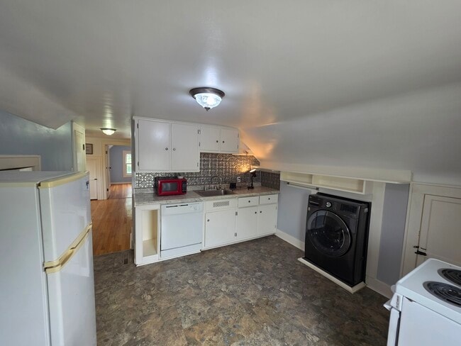 Building Photo - 420 Birney S St