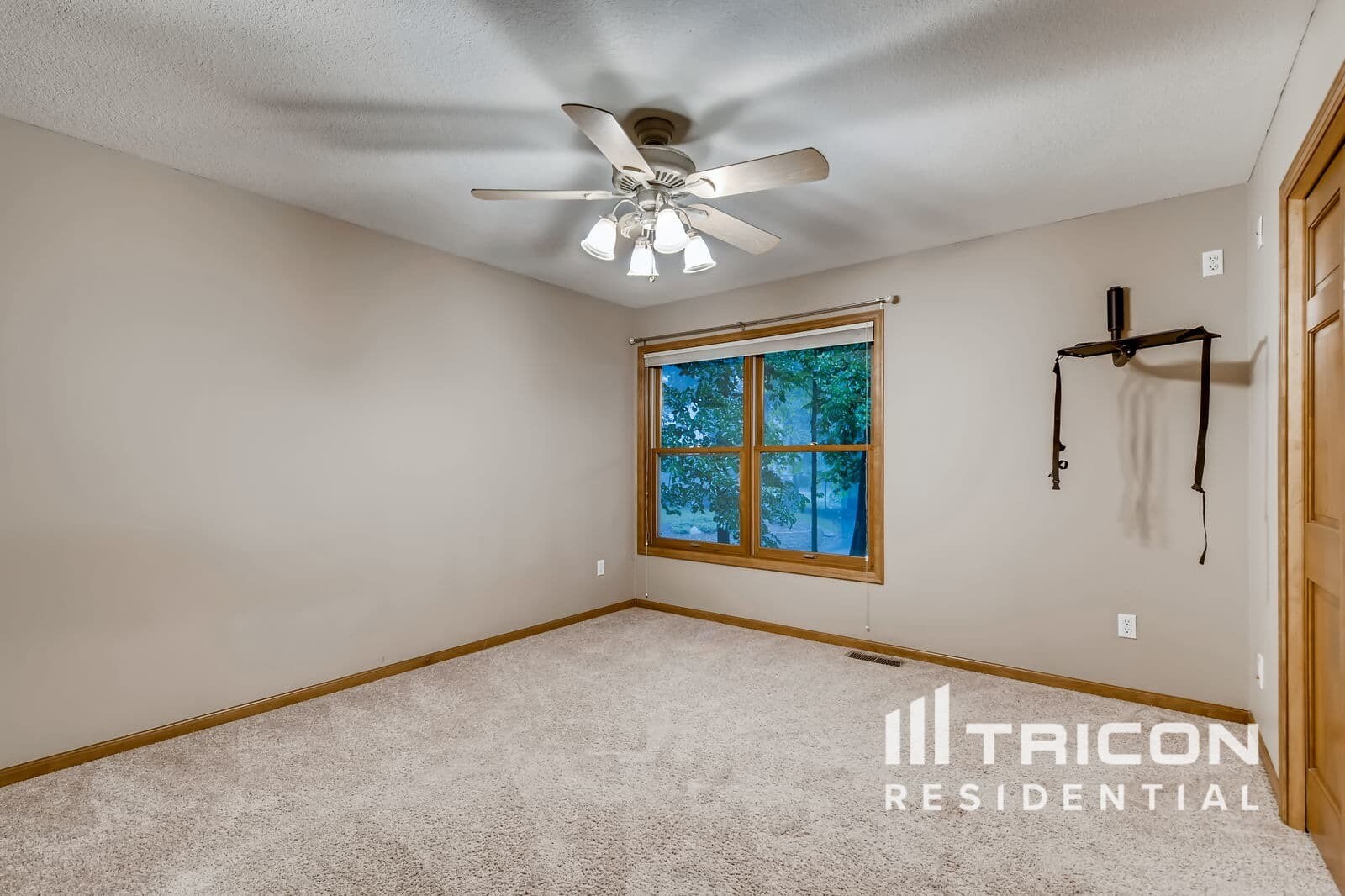 Building Photo - 8915 Umbria Pl N