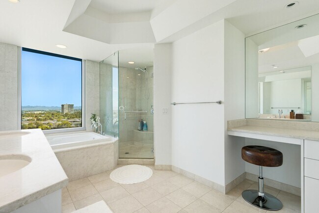 Building Photo - Turnberry Towers East 1507